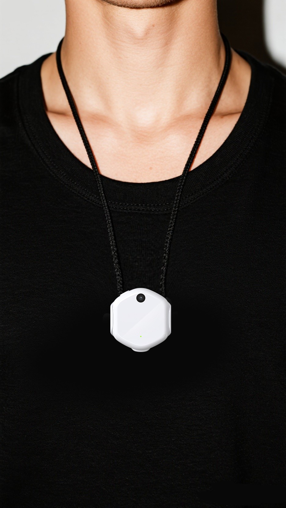 1757669603333771.jpg -黑色T恤,AirTag挂在胸口,正视图,黑色挂绳.jpg